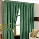 Rideaux opaques verts pour une décoration intérieure moderne, installés dans un salon lumineux. Apportent une touche élégante et colorée à la pièce, offrant intimité et protection contre la lumière. Parfaits pour embellir tout espace de vie avec style et sophistication.
