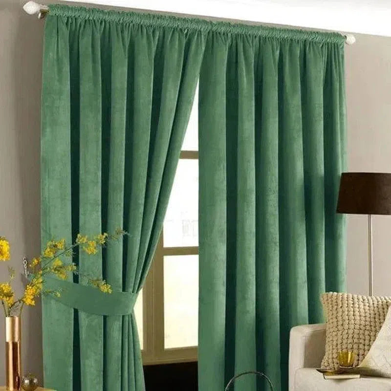 Rideaux opaques verts pour une décoration intérieure moderne, installés dans un salon lumineux. Apportent une touche élégante et colorée à la pièce, offrant intimité et protection contre la lumière. Parfaits pour embellir tout espace de vie avec style et sophistication.