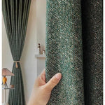 Rideaux épais vert foncé pour décoration intérieure moderne, touche élégante pour le salon ou la chambre, capturant la lumière naturelle, accessoire idéal pour un aménagement raffiné et tendance.