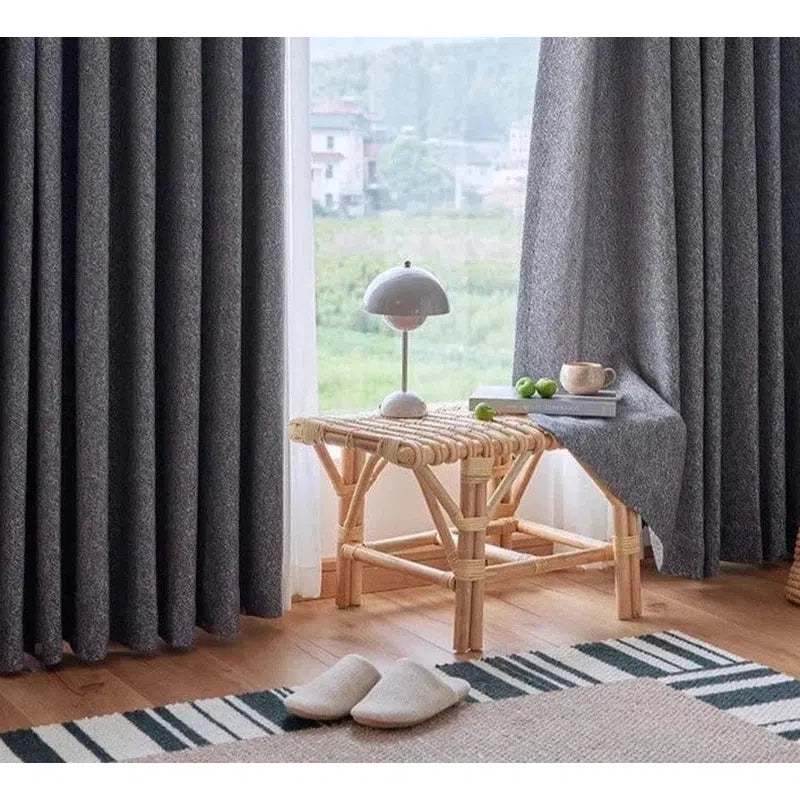 Rideaux opaques gris pour salon, créant une ambiance douce et chaleureuse dans votre maison. Idéal pour bloquer la lumière tout en ajoutant une touche élégante à votre intérieur. Parfait pour un style moderne et épuré dans votre salon ou chambre. Disponibles en plusieurs tailles pour s'adapter à toutes vos fenêtres. Accessoire essentiel pour une décoration harmonieuse et intemporelle.