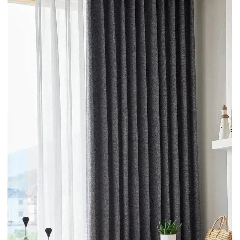 Rideau élégant gris foncé dans un intérieur moderne, offrant une touche de sophistication et d'intimité. Idéal pour les salons ou chambres à coucher, ce rideau ajoute une esthétique contemporaine à votre décor tout en contrôlant la luminosité naturelle. Découvrez comment ce rideau peut transformer votre espace de vie avec style.