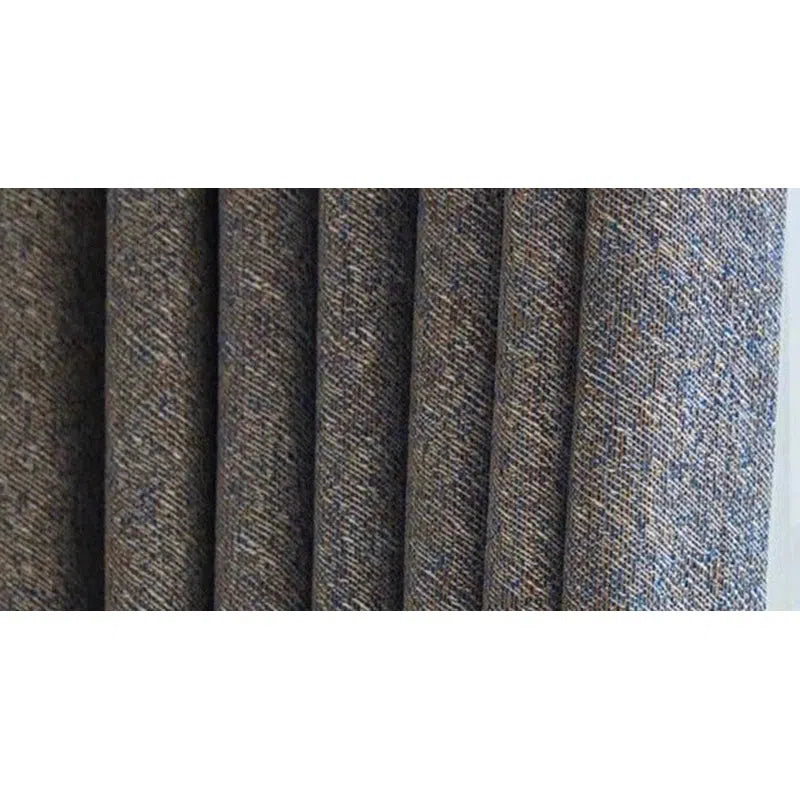 Image montrant un rideau moderne avec un motif texturé gris foncé, idéal pour ajouter une touche élégante et contemporaine à tout intérieur. Convient parfaitement pour le salon ou la chambre à coucher, apportant une ambiance chaleureuse et sophistiquée.
