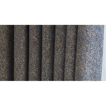 Image montrant un rideau moderne avec un motif texturé gris foncé, idéal pour ajouter une touche élégante et contemporaine à tout intérieur. Convient parfaitement pour le salon ou la chambre à coucher, apportant une ambiance chaleureuse et sophistiquée.