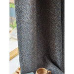 Rideau élégant de couleur grise, parfait pour ajouter une touche moderne à votre intérieur. Idéal pour créer une ambiance chaleureuse dans votre salon ou chambre. Ce rideau s'intègre facilement avec tout type de décoration, grâce à son design sobre et raffiné.