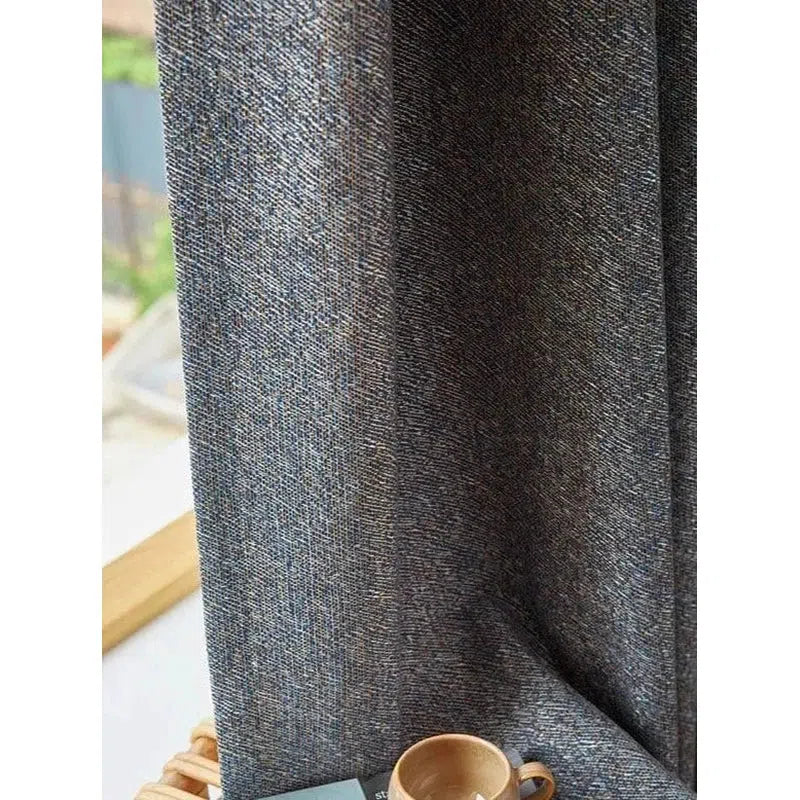 Rideau élégant de couleur grise, parfait pour ajouter une touche moderne à votre intérieur. Idéal pour créer une ambiance chaleureuse dans votre salon ou chambre. Ce rideau s'intègre facilement avec tout type de décoration, grâce à son design sobre et raffiné.