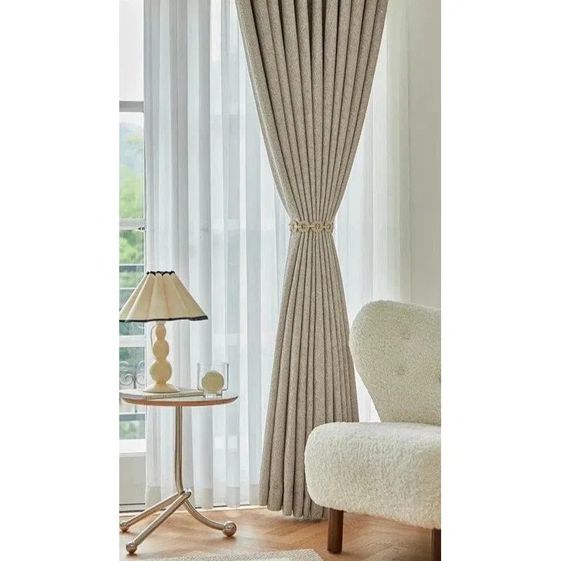 Rideau élégant pour salon moderne avec chaise design, lumière décontractée, et ambiance chaleureuse. Idéal pour ajouter une touche de raffinement à votre intérieur tout en préservant l'intimité. Parfait pour une décoration contemporaine et accueillante.