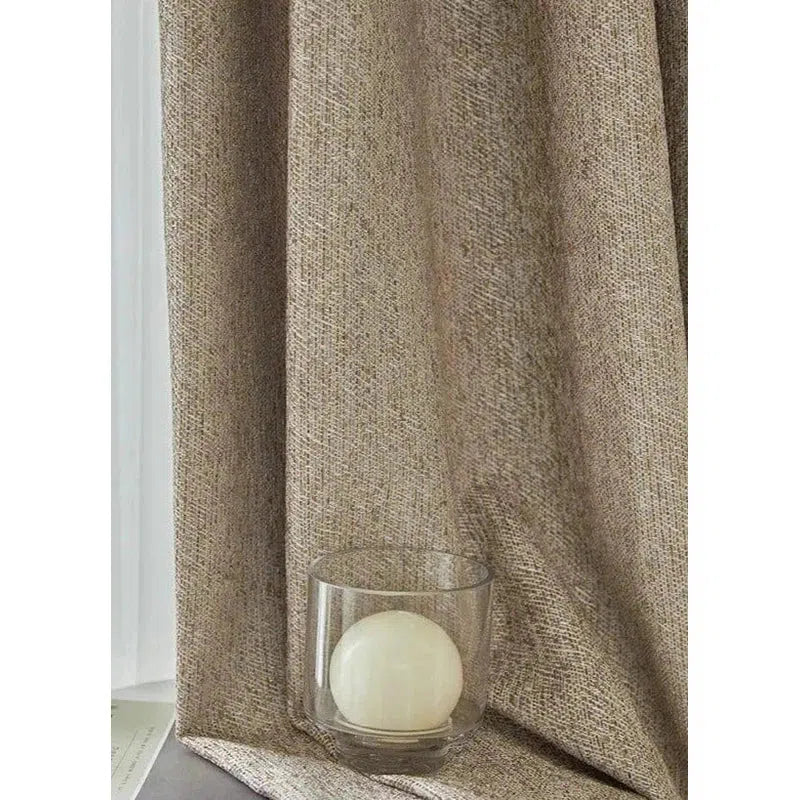 Rideau élégant beige avec texture tissée, idéal pour ajouter une touche de sophistication à votre intérieur. Ce rideau apporte une ambiance chaleureuse et naturelle, parfait pour le salon ou la chambre. Complétez votre décoration avec cet accessoire essentiel pour filtrer la lumière avec style.