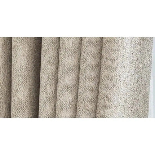 Rideaux épais couleur neutre pour une décoration d'intérieur élégante. Ces rideaux ajoutent une touche sophistiquée à votre espace, réduisant la lumière et augmentant l'intimité. Parfaits pour le salon ou la chambre, ils complètent tout type de décoration moderne ou classique.
