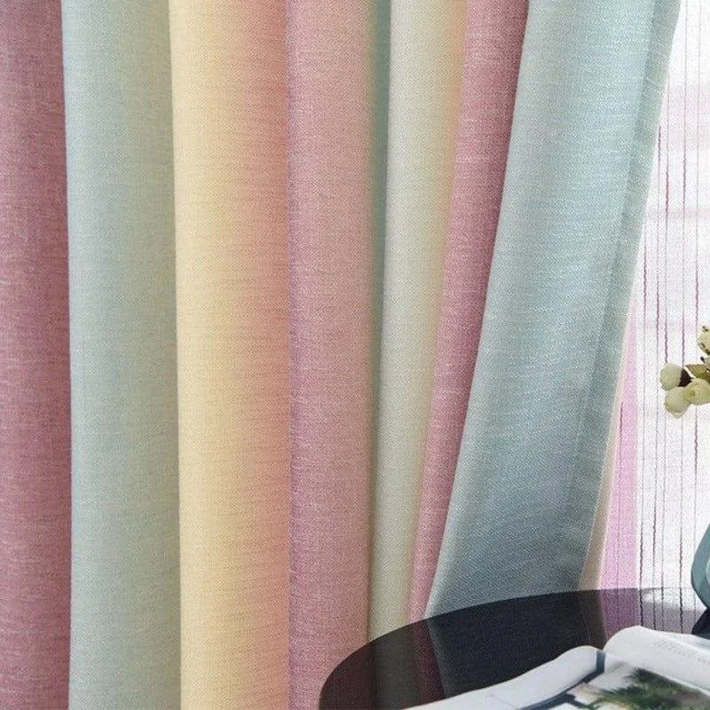 Rideau multicolore moderne en tissu léger, idéal pour salon ou chambre. Design pastel avec nuances de rose, jaune, vert et bleu. Décoration intérieure élégante et contemporaine.