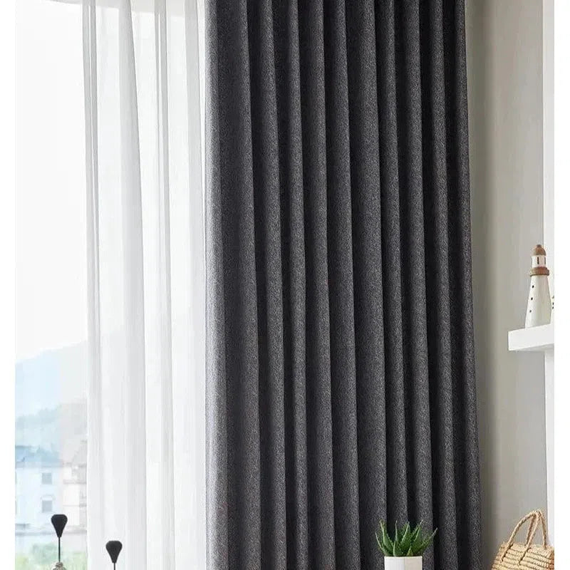 Rideau moderne gris anthracite pour salon, idéal pour ajouter une touche élégante à votre intérieur. Ce rideau offre une bonne opacité pour une intimité renforcée. Il s'intègre facilement dans différents styles de décoration et se marie bien avec des meubles contemporains. Parfait pour habiller vos fenêtres avec style et sophistication.