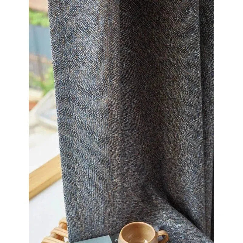 Rideau élégant gris, idéal pour décorer votre salon ou chambre. Ce modèle moderne apporte une touche sophistiquée à votre intérieur et filtre subtilement la lumière, créant une ambiance chaleureuse et accueillante. Adapté pour toutes les fenêtres, ce rideau complète parfaitement votre décoration intérieure en ajoutant du caractère à votre espace de vie.
