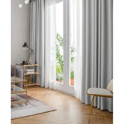 Rideaux élégants gris pour salon moderne avec grande fenêtre, parfaits pour ajouter une touche chic à votre décoration intérieure. Découvrez l'harmonie entre style et fonctionnalité pour créer une ambiance chaleureuse dans votre espace de vie.