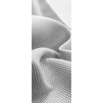 Texture en relief d'un tissu gris clair, idéale pour décoration intérieure moderne et élégante. Confort et style s'associent dans ce design raffiné, apportant une touche contemporaine et cosy à votre espace de vie.