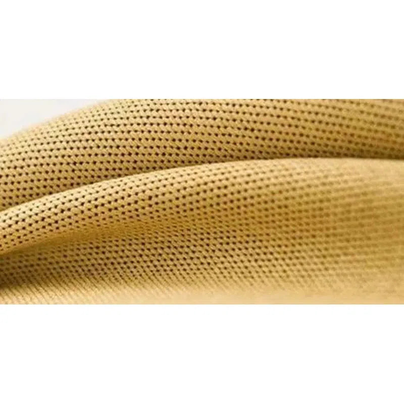 Texture de tissu beige, gros plan montrant des détails de maille fine, idéale pour conception de vêtements confortables et respirants. Couleur sobre et élégante parfaite pour diverses applications textiles.