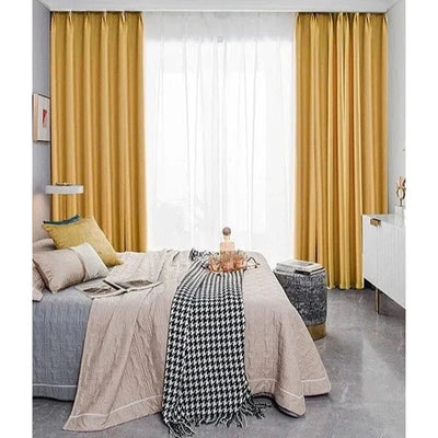 Chambre moderne avec rideaux jaunes élégants, lit confortable avec couvre-lit beige, coussins décoratifs assortis et plaid à motifs noir et blanc. Conception de chambre lumineuse et harmonieuse avec des éléments de décoration contemporains.