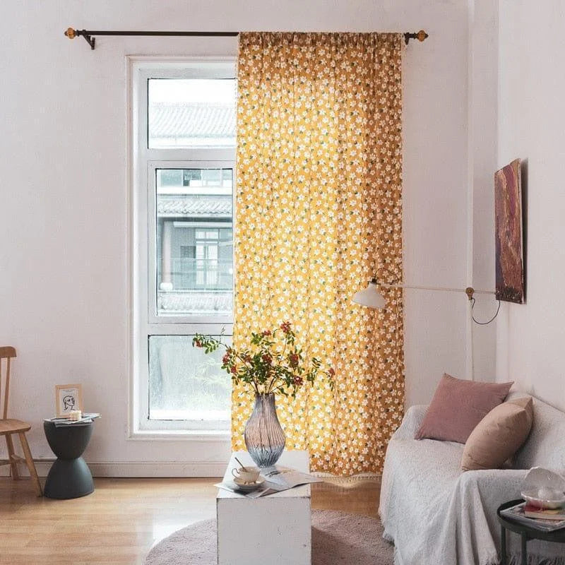 Rideau jaune à motifs floraux, idéal pour un salon moderne et lumineux. Apporte une touche de fraîcheur et d'élégance à votre intérieur. Parfait pour filtrer la lumière tout en ajoutant une ambiance chaleureuse à la pièce. Accessoire déco indispensable pour créer un espace accueillant et convivial.