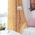 Rideau jaune à motifs floraux blancs pour une décoration intérieure lumineuse et moderne. Ce rideau ajoute une touche de couleur et de fraîcheur à votre espace de vie, parfait pour un salon, une chambre ou un bureau. Idéal pour créer une atmosphère chaleureuse et accueillante, tout en offrant une esthétique élégante et tendance.