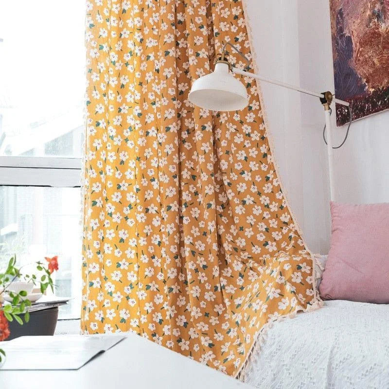 Rideau jaune à motifs floraux blancs pour une décoration intérieure lumineuse et moderne. Ce rideau ajoute une touche de couleur et de fraîcheur à votre espace de vie, parfait pour un salon, une chambre ou un bureau. Idéal pour créer une atmosphère chaleureuse et accueillante, tout en offrant une esthétique élégante et tendance.