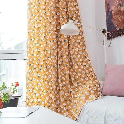 Rideau jaune à motifs floraux blancs pour une décoration intérieure lumineuse et moderne. Ce rideau ajoute une touche de couleur et de fraîcheur à votre espace de vie, parfait pour un salon, une chambre ou un bureau. Idéal pour créer une atmosphère chaleureuse et accueillante, tout en offrant une esthétique élégante et tendance.