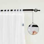 Rideau blanc élégant avec passants, idéal pour salon moderne, suspensions faciles sur tringle noire, ajout de luminosité et style contemporain à votre intérieur.