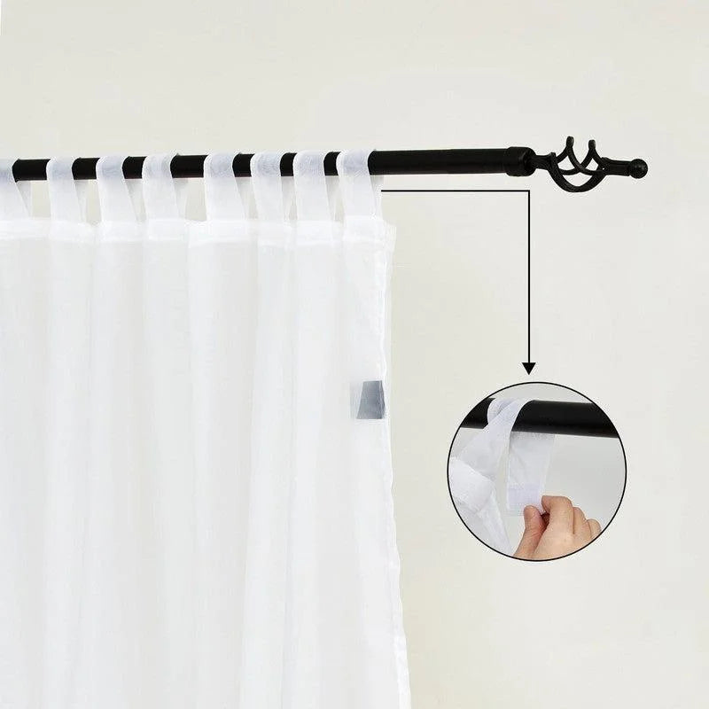 Rideau blanc élégant avec passants, idéal pour salon moderne, suspensions faciles sur tringle noire, ajout de luminosité et style contemporain à votre intérieur.