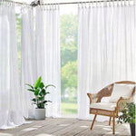 Rideaux blancs élégants pour une décoration intérieure lumineuse, laissant passer la lumière naturelle. Idéal pour les salons et chambres, ajout d'une touche moderne et apaisante. Ambiance sereine avec une chaise en rotin et une plante verte en pot. Solution parfaite pour une atmosphère accueillante et aérée.