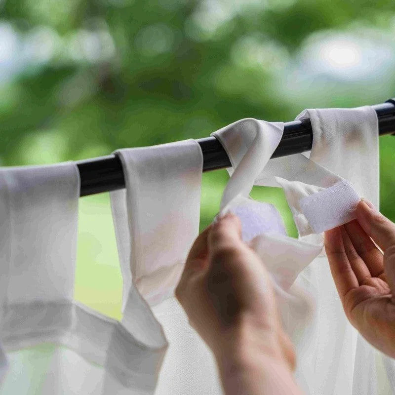 Installation facile de rideaux grâce à un système de fixation innovant, parfait pour une décoration intérieure élégante et pratique. Découvrez comment transformer votre espace avec des solutions de suspension astucieuses et modernes, idéales pour tout type d'intérieur. Simplifiez votre quotidien avec ce mécanisme de rideau facile à utiliser.