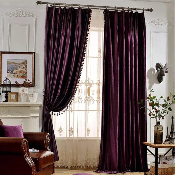 Rideaux élégants couleur prune décorant un salon chic et contemporain, apportant une touche de sophistication à l'intérieur tout en optimisant l'intimité et l'esthétique de la pièce.
