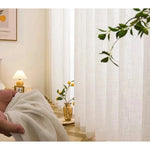 Rideaux élégants et modernes dans un intérieur lumineux, apportant une touche de sophistication à votre salon ou chambre. Leur design épuré s'intègre parfaitement dans une décoration contemporaine. Laissez-vous séduire par leur style délicat et ajoutez une ambiance apaisante à votre espace de vie.