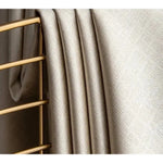 Rideaux élégants beige avec motif géométrique subtil, parfaits pour une décoration intérieure moderne et épurée. Ces rideaux ajoutent une touche de sophistication et d'élégance à n'importe quelle pièce, tout en offrant une excellente occultation et une ambiance chaleureuse. Idéal pour le salon, la chambre ou le bureau.
