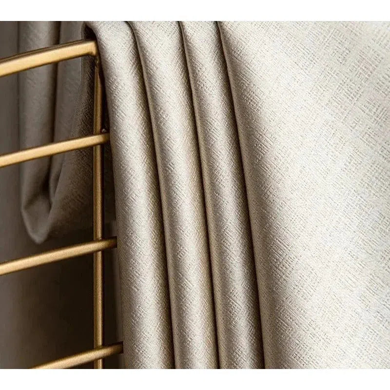 Rideaux élégants beige avec motif géométrique subtil, parfaits pour une décoration intérieure moderne et épurée. Ces rideaux ajoutent une touche de sophistication et d'élégance à n'importe quelle pièce, tout en offrant une excellente occultation et une ambiance chaleureuse. Idéal pour le salon, la chambre ou le bureau.
