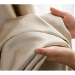 Image d'un rideau beige élégant tenu par des mains, offrant une vue détaillée de sa texture douce et luxueuse. Ce rideau est idéal pour ajouter une touche raffinée et chaleureuse à votre intérieur, tout en assurant une occultation modérée de la lumière. Parfait pour les salons, chambres ou bureaux, il s'intègre harmonieusement dans tout type de décoration.
