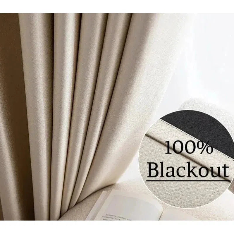 Rideau occultant beige pour chambre à coucher, offrant une obscurité totale pour un sommeil réparateur et une isolation efficace contre la lumière extérieure. Modèle élégant et moderne, adapté à tous les styles de décoration intérieure.