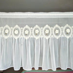 Jolie cantonnière blanche avec motifs floraux élégants, parfaite pour ajouter une touche de charme et de sophistication à votre décoration intérieure. Elle s'intègre parfaitement dans un salon ou une chambre à coucher, offrant une ambiance raffinée et lumineuse. Idéale pour les amateurs de décoration classique et romantique, elle rehausse l'élégance de vos fenêtres tout en filtrant délicatement la lumière naturelle.