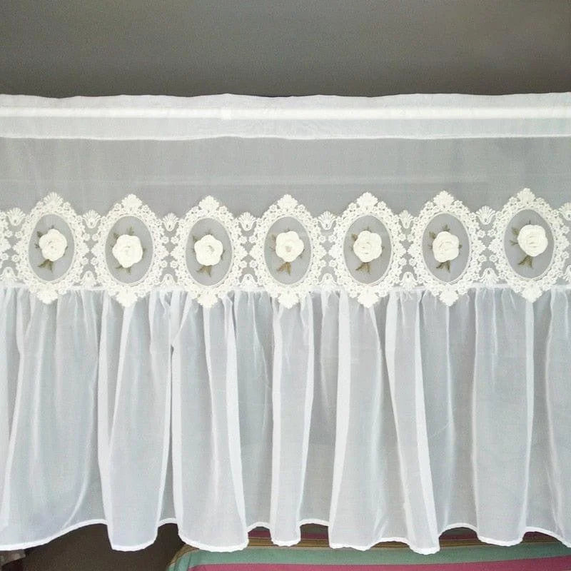 Jolie cantonnière blanche avec motifs floraux élégants, parfaite pour ajouter une touche de charme et de sophistication à votre décoration intérieure. Elle s'intègre parfaitement dans un salon ou une chambre à coucher, offrant une ambiance raffinée et lumineuse. Idéale pour les amateurs de décoration classique et romantique, elle rehausse l'élégance de vos fenêtres tout en filtrant délicatement la lumière naturelle.