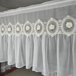 Ciel de lit romantique avec décorations florales, idéal pour une chambre élégante. Design raffiné avec motifs de roses délicates, parfait pour une ambiance douce et sophistiquée. Accessoire de décoration unique pour une touche de charme et d'élégance.