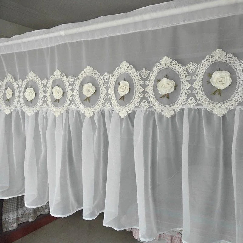 Ciel de lit romantique avec décorations florales, idéal pour une chambre élégante. Design raffiné avec motifs de roses délicates, parfait pour une ambiance douce et sophistiquée. Accessoire de décoration unique pour une touche de charme et d'élégance.