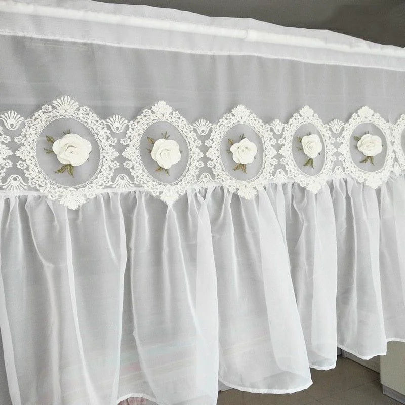 Voilage décoratif blanc avec motifs floraux élégants, idéal pour embellir les fenêtres de votre salon ou chambre. Ce rideau ajoute une touche raffinée et classique à votre intérieur, tout en permettant une douce diffusion de la lumière naturelle. Parfait pour créer une ambiance chaleureuse et accueillante.