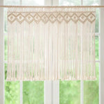 Suspension murale décorative avec motif en macramé, idéale pour décorer une fenêtre intérieure. Cette tenture élégante crée une ambiance bohème et ajoute une touche artistique à votre espace de vie. Parfaite pour les amateurs de design intérieur souhaitant personnaliser leur décoration avec un élément unique et raffiné.