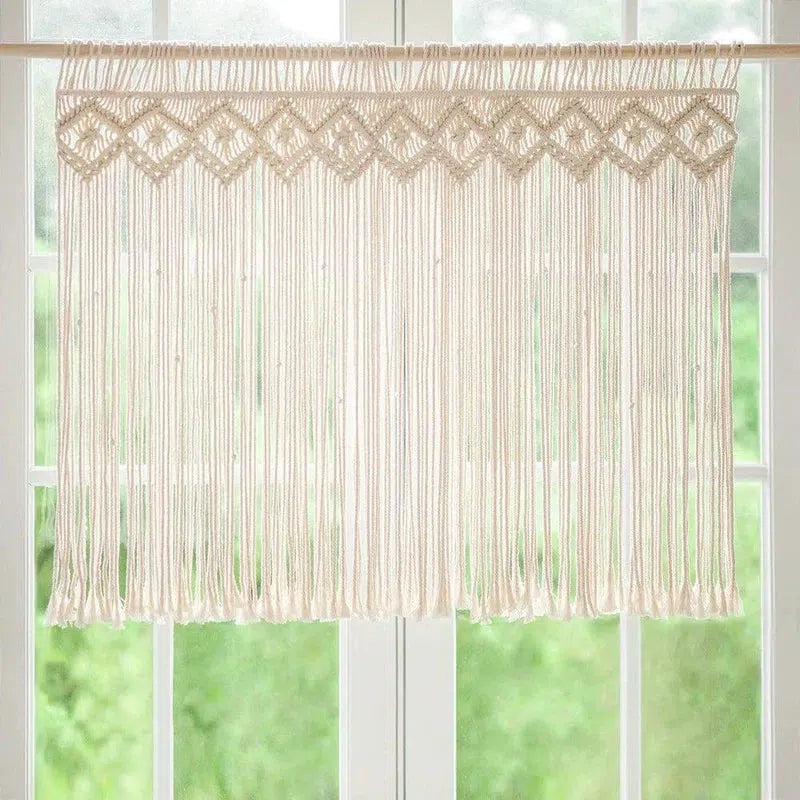 Suspension murale décorative avec motif en macramé, idéale pour décorer une fenêtre intérieure. Cette tenture élégante crée une ambiance bohème et ajoute une touche artistique à votre espace de vie. Parfaite pour les amateurs de design intérieur souhaitant personnaliser leur décoration avec un élément unique et raffiné.