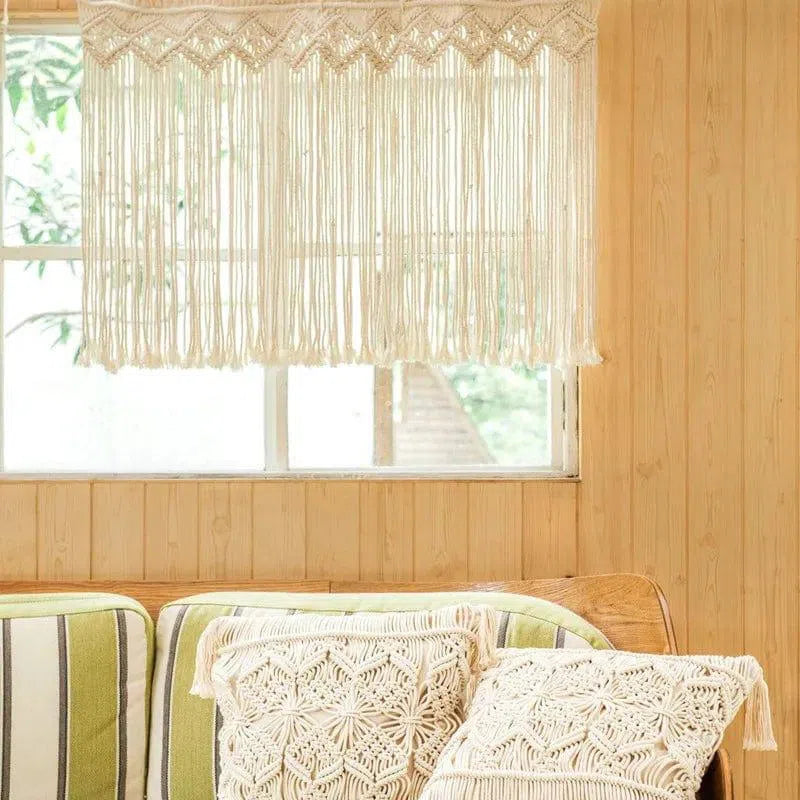 Suspension décorative en macramé pour fenêtre, ajoutant une touche bohème et élégante à votre intérieur. Idéale pour agrémenter un salon ou une chambre, cette pièce artisanale offre un style vintage et raffiné. Rideau orné de franges suspendues, parfait pour créer une ambiance chaleureuse et invitante, tout en laissant passer subtilement la lumière naturelle.