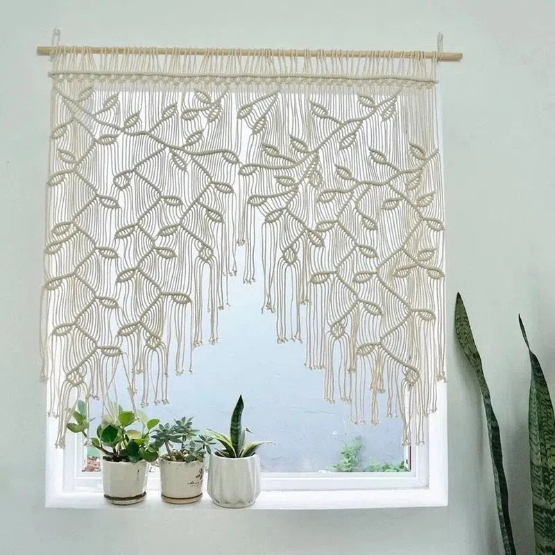 Décoration murale bohème en macramé, idéal pour ajouter une touche élégante et naturelle à votre intérieur. Ce motif artistique est parfait pour embellir un salon, une chambre ou n'importe quel espace de la maison. Son design unique crée une ambiance chaleureuse et accueillante, rehaussant la décoration murale avec style et simplicité. Accessoire tendance pour un intérieur inspiré des dernières tendances déco.