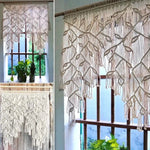 Rideau en macramé suspendu à une fenêtre, ajoutant une touche bohème et élégante à la décoration intérieure. Les motifs complexes de nœuds créent un jeu de lumière délicat, idéal pour personnaliser un espace de vie moderne. Parfait pour un effet à la fois naturel et artistique, ce modèle s’intègre harmonieusement dans un salon ou une chambre.