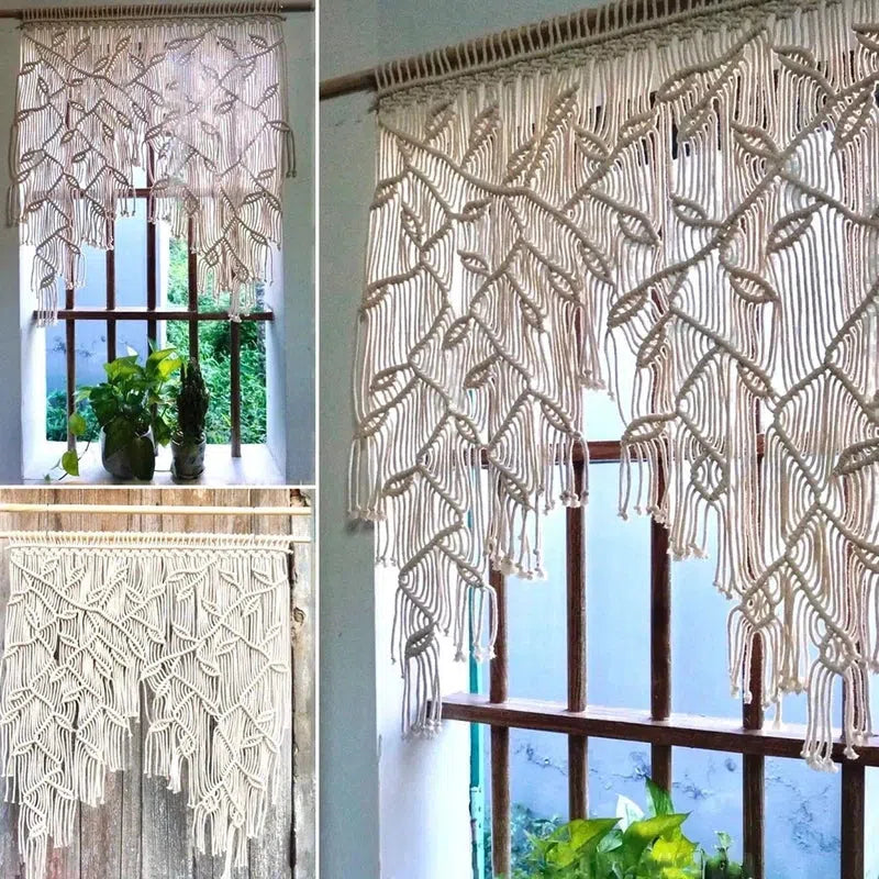 Rideau en macramé suspendu à une fenêtre, ajoutant une touche bohème et élégante à la décoration intérieure. Les motifs complexes de nœuds créent un jeu de lumière délicat, idéal pour personnaliser un espace de vie moderne. Parfait pour un effet à la fois naturel et artistique, ce modèle s’intègre harmonieusement dans un salon ou une chambre.