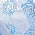 Voilage décoratif bleu avec motifs floraux, idéal pour ajouter une touche d'élégance et de fraîcheur à votre intérieur. Design raffiné et moderne rehaussant la luminosité de vos pièces. Parfait pour les salons et chambres.