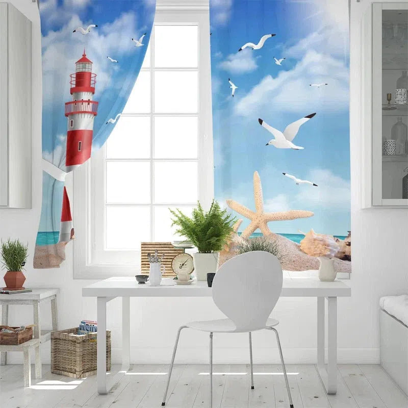 Rideau décoratif ambiance plage avec motif de phare rouge et mouettes, idéal pour une décoration intérieure lumineuse et estivale. Ajoutez une touche apaisante et maritime à votre salon ou bureau avec ce rideau qui évoque une vue sur la mer, parfait pour créer une atmosphère relaxante et inspirante. Accessoire décoratif parfait pour les amateurs de bord de mer et de design moderne.