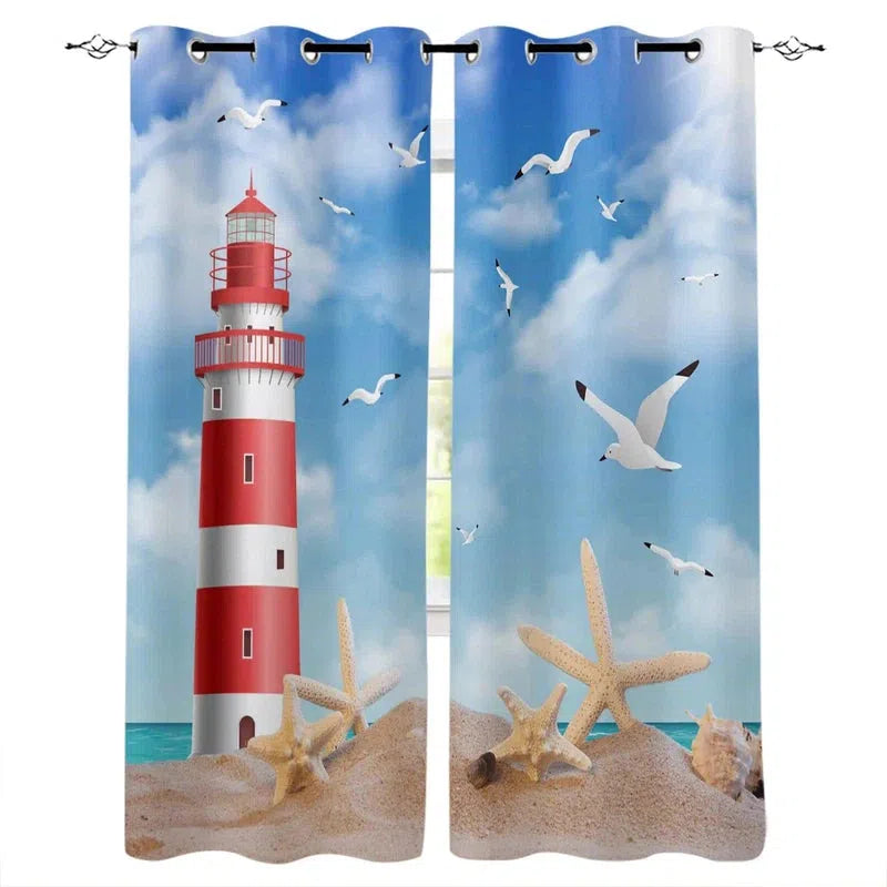 Rideaux décoratifs marins avec motif de phare rouge et blanc, étoiles de mer et mouettes sur fond de ciel bleu et nuages, parfaits pour apporter une ambiance côtière et apaisante à votre intérieur. Idéal pour une déco d'intérieur inspirée par la mer.