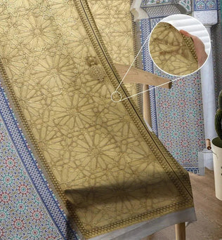Tenture murale marocaine avec motifs géométriques, parfaite pour la décoration intérieure. Apportez une touche d'élégance et de sophistication à votre espace avec ce design inspiré de l'art islamique, idéal pour créer une ambiance chaleureuse et accueillante dans votre salon ou chambre à coucher.