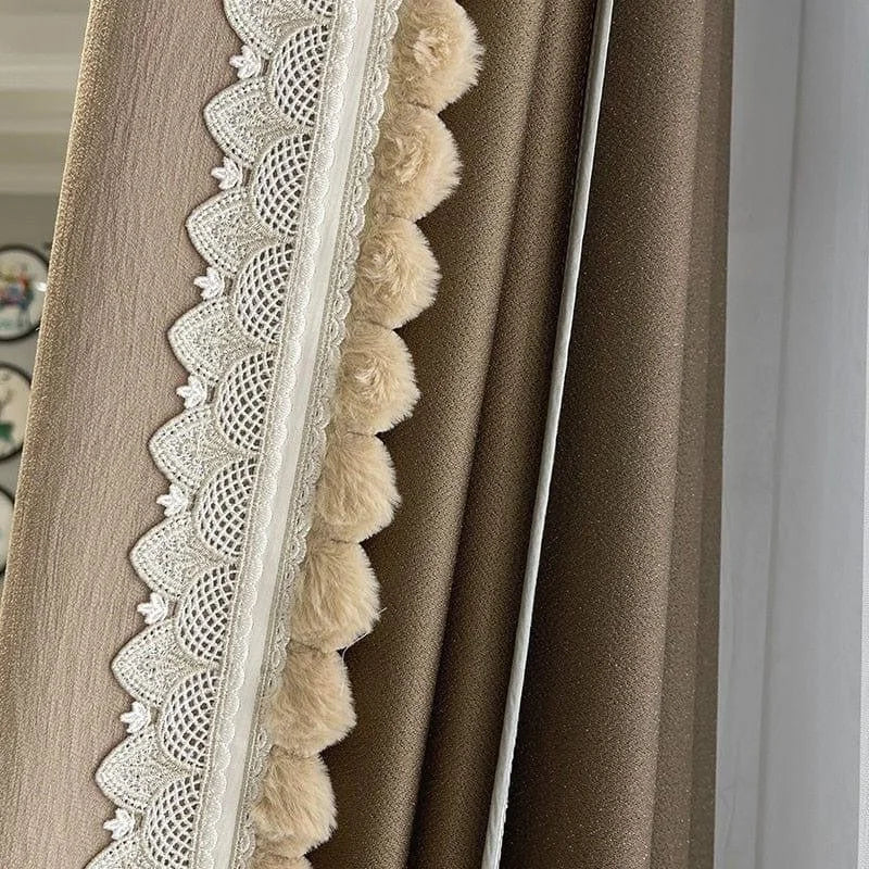 Rideau élégant avec dentelle décorative blanche et bordure à pompons, idéal pour ajouter une touche sophistiquée à votre intérieur. Parfait pour le salon ou la chambre, ce design unique rehausse l'esthétique de toute fenêtre grâce à son style raffiné et ses détails soignés.