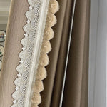 Rideau élégant avec dentelle décorative blanche et bordure à pompons, idéal pour ajouter une touche sophistiquée à votre intérieur. Parfait pour le salon ou la chambre, ce design unique rehausse l'esthétique de toute fenêtre grâce à son style raffiné et ses détails soignés.